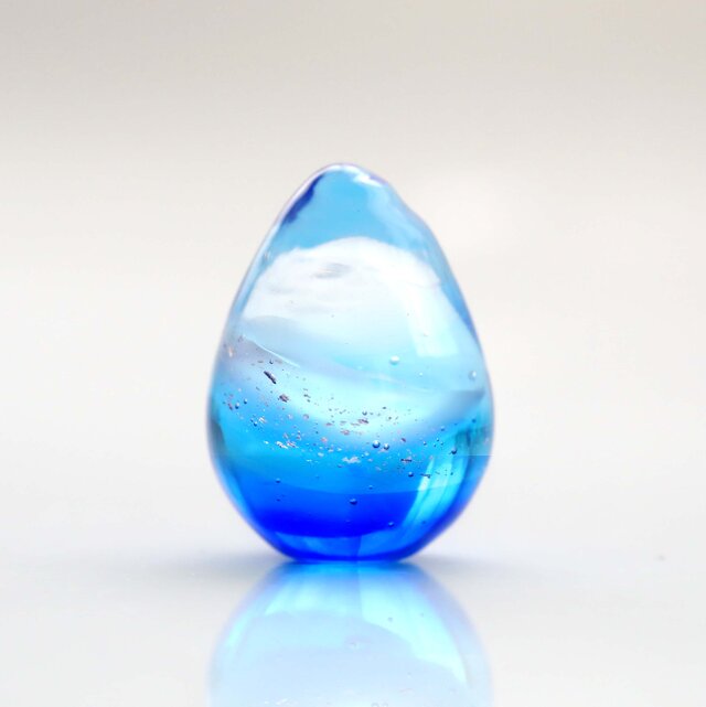 ガラスの雫の小さなオブジェ 「青海の水平線」