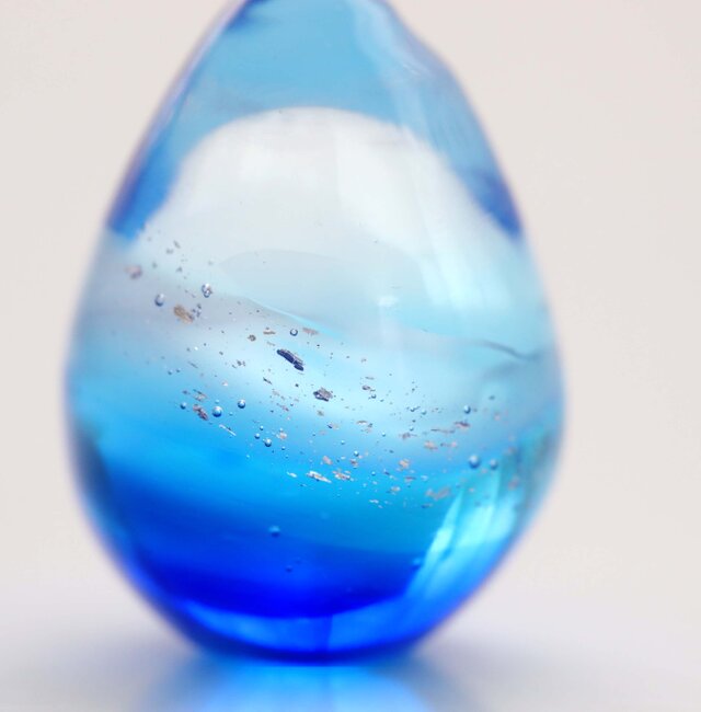 ガラスの雫の小さなオブジェ 「青海の水平線」 | iichi 日々の暮らしを