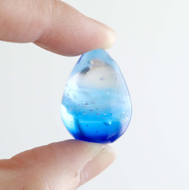 ガラスの雫の小さなオブジェ 「青海の水平線」 | iichi 日々の