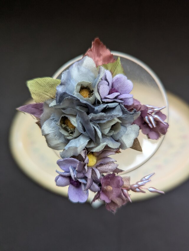 ブローチｸﾚｯｾﾝﾄミニばら（青磁グレイ色）B84