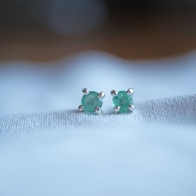 ５月誕生石ピアス emerald