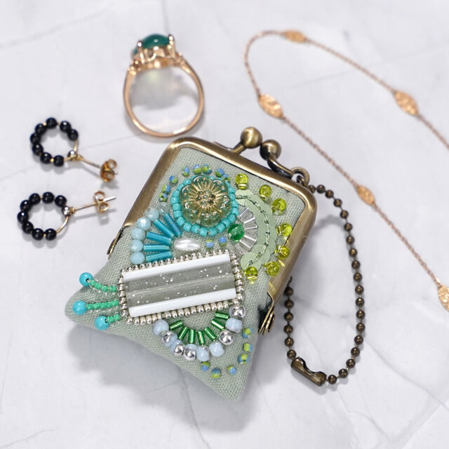 ネックレスにも、バッグチャームにも、小さな小さなビーズ刺繍のがま口　18　グリーン　プレゼント　アクセサリーケース