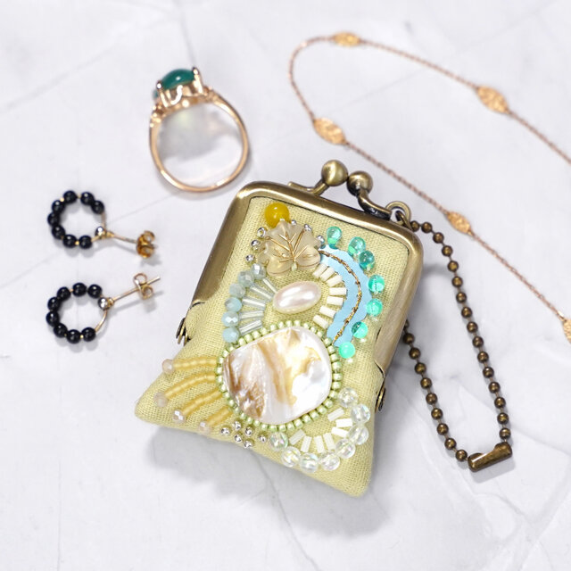 ネックレスにも、バッグチャームにも、小さな小さなビーズ刺繍のがま口　28　イエロー　プレゼント　アクセサリーケース