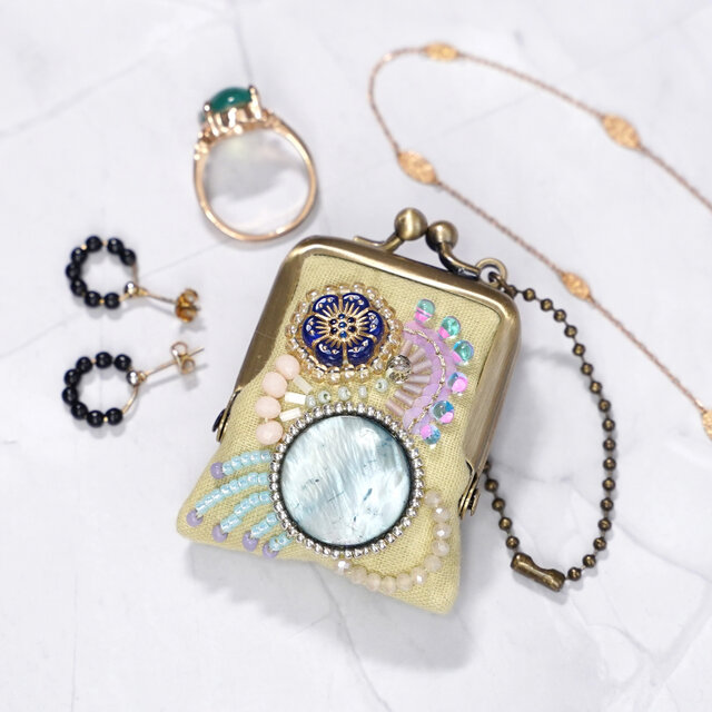 ネックレスにも、バッグチャームにも、小さな小さなビーズ刺繍のがま口　29　イエロー　プレゼント　アクセサリーケース