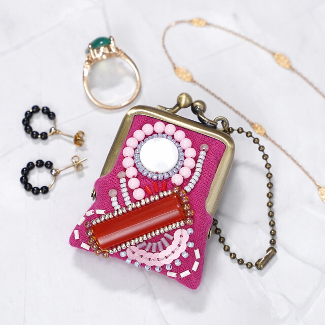 ネックレスにも、バッグチャームにも、小さな小さなビーズ刺繍のがま口　35　ピンク　プレゼント　アクセサリーケース