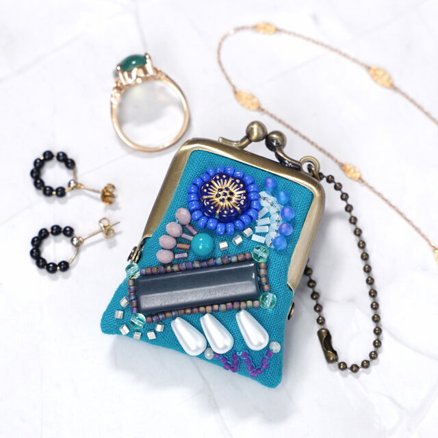 ネックレスにも、バッグチャームにも、小さな小さなビーズ刺繍のがま口　48　ブルー　プレゼント　アクセサリーケース