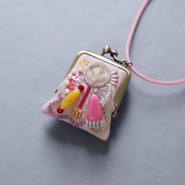 ネックレスにも、バッグチャームにも、小さな小さなビーズ刺繍のがま口