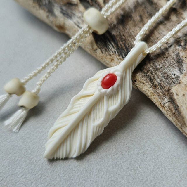 鹿の角 赤珊瑚のフェザーペンダント