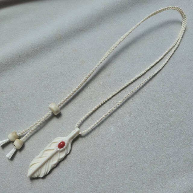 鹿の角 赤珊瑚のフェザーペンダント | iichi 日々の暮らしを心地よく