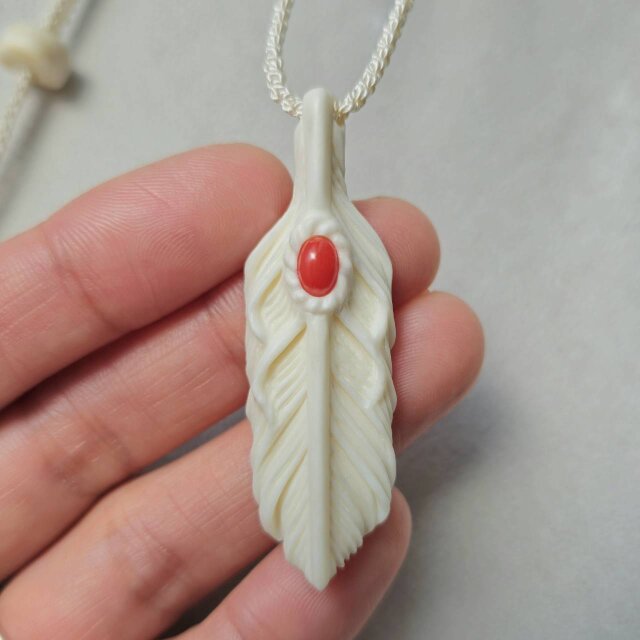 鹿の角 赤珊瑚のフェザーペンダント | iichi 日々の暮らしを心地よく