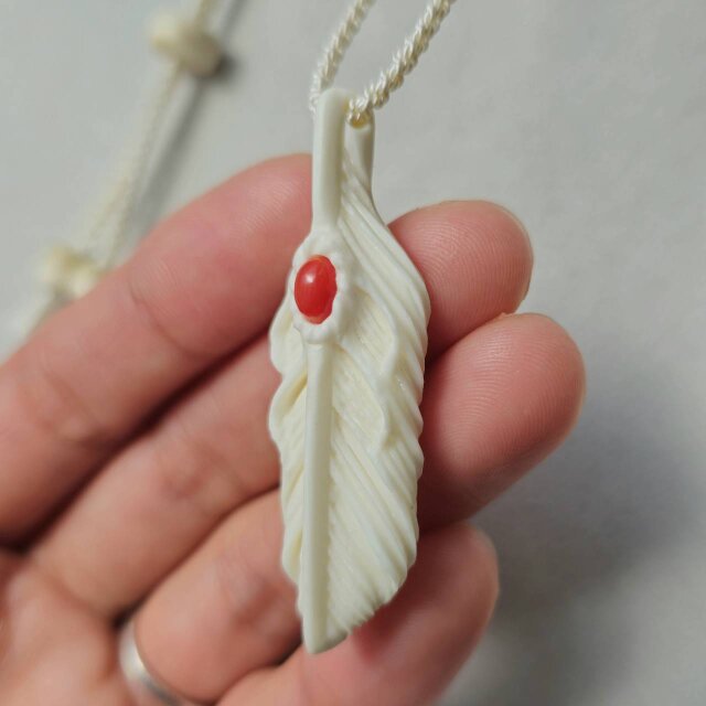 鹿の角 赤珊瑚のフェザーペンダント | iichi 日々の暮らしを心地よく