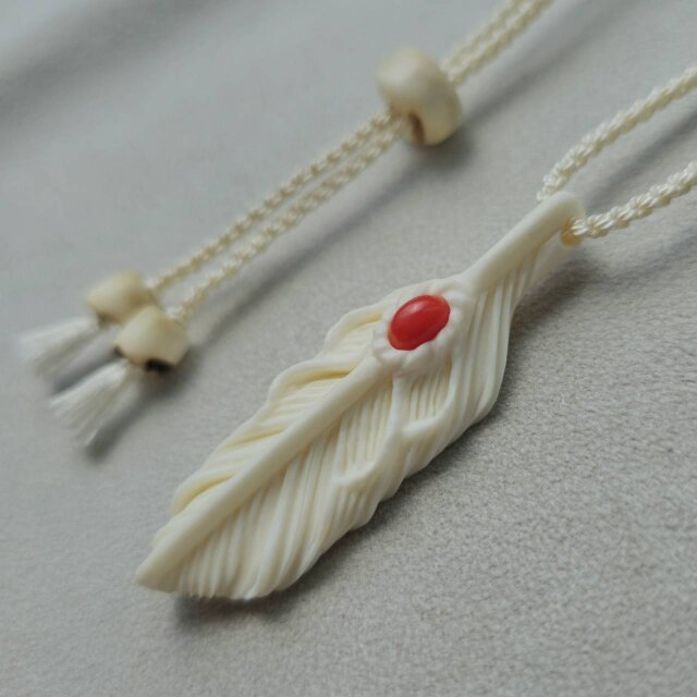鹿の角 赤珊瑚のフェザーペンダント | iichi 日々の暮らしを心地よく