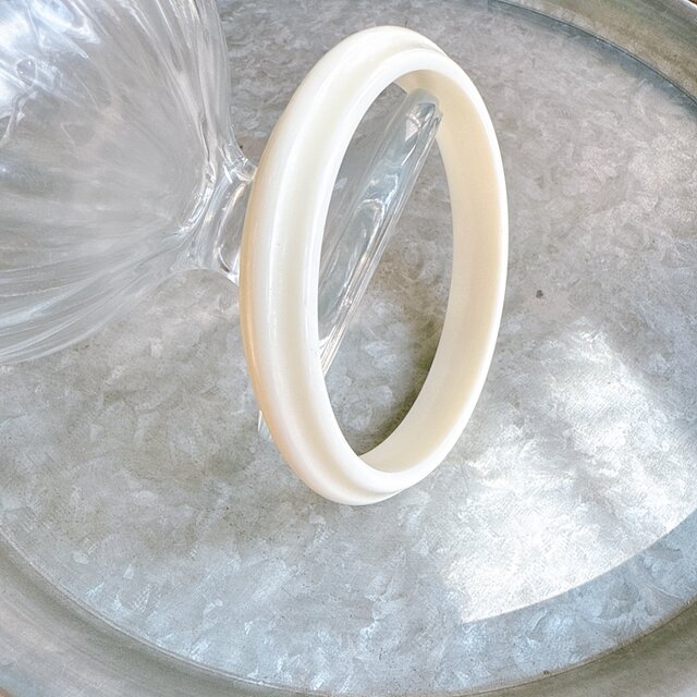 B142-ヴィンテージバングル U.S.A. 1970〜80s White Acrylic Uneven Bangle