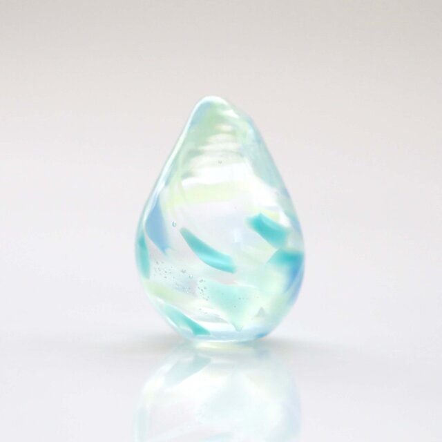 ガラスの雫の小さなオブジェ 「若葉の舞」