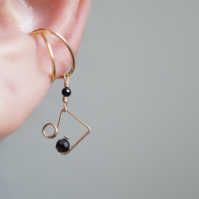 「小さな音符」ブラックスピネル／八分音符イヤーカフ（片耳）