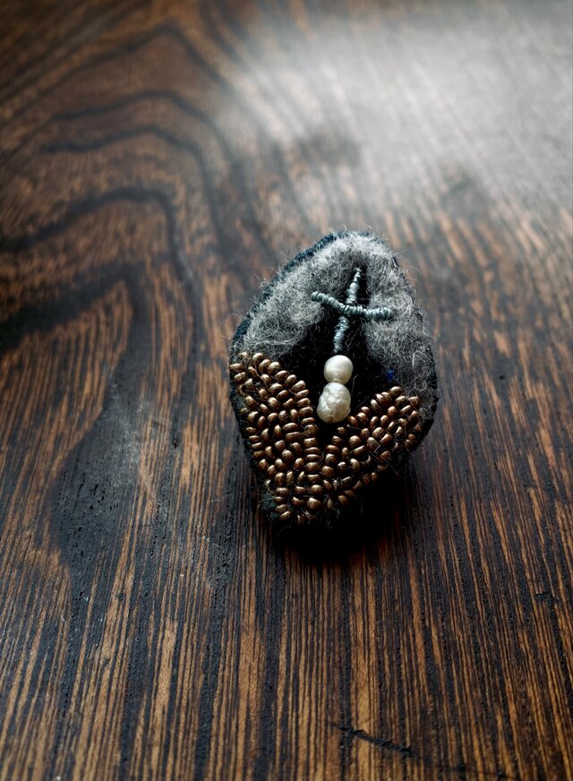 ビーズと刺繍のブローチ「beautiful from the past」(コッパー)