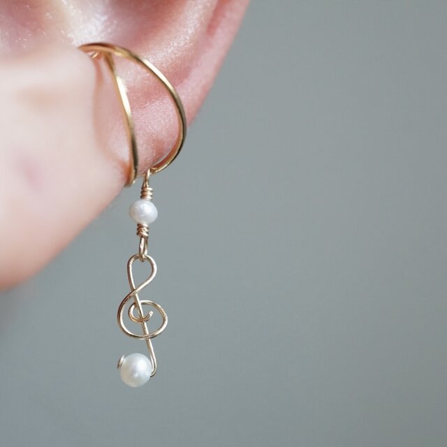 「小さな音符」淡水パール／ト音記号イヤーカフ（片耳）