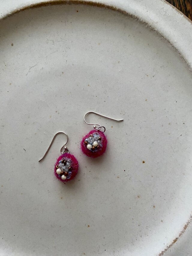 フェルト泡々ピアス(マゼンタ)