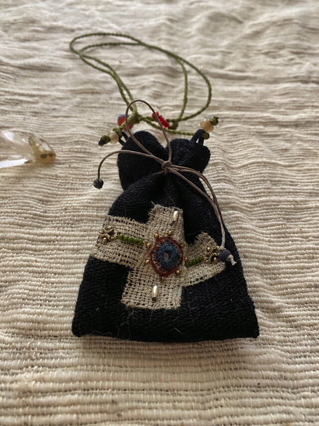 お守り袋ペンダントc | iichi 日々の暮らしを心地よくするハンドメイド