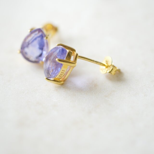 光で色が変わる｜カラーチェンジフローライトの花びらピアス