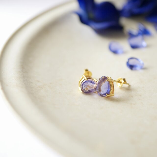 光で色が変わる｜カラーチェンジフローライトの花びらピアス