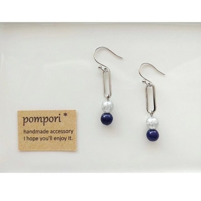 オーバルとビーズのピアス（ネイビー）