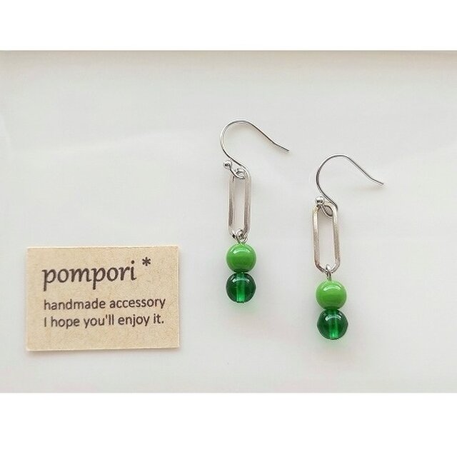 オーバルとビーズのピアス（グリーン系）