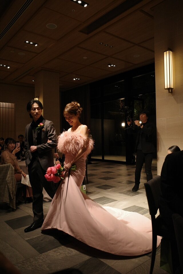 実例写真！オーストリッチ カラードレス ピンク クレープ生地 ベア