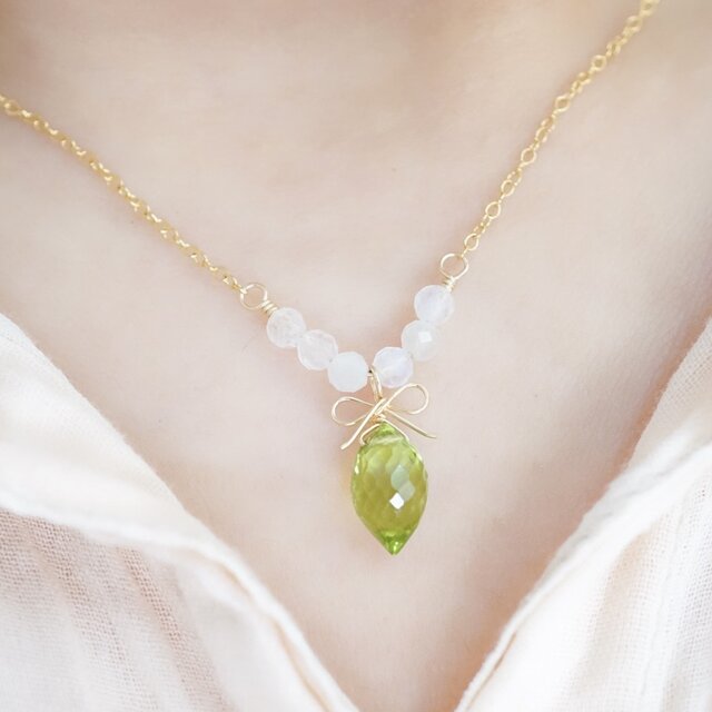 シロツメクサの花束」ネックレス ペリドット ムーンストーン リボン 