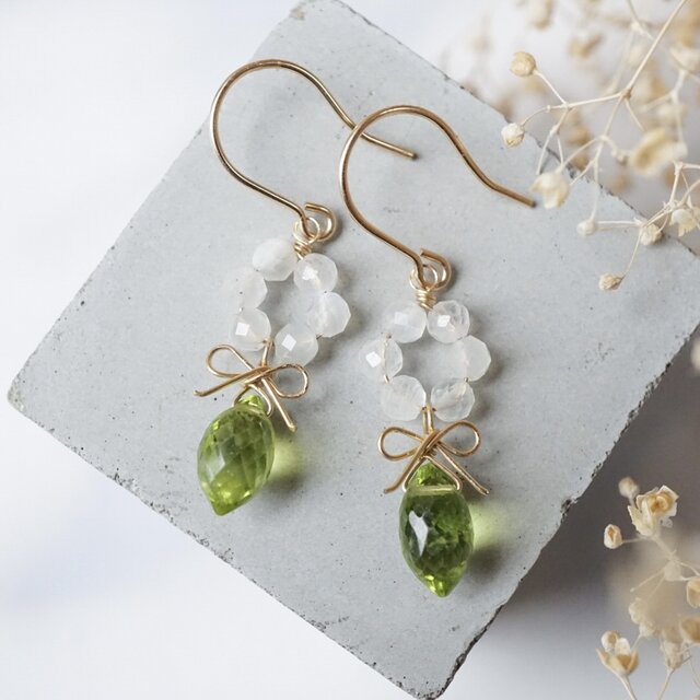 「シロツメクサの花束」天然石リボンアクセサリー（ピアス／イヤリング）