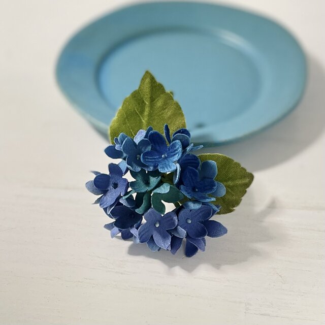 布花　ありそうでなさそうなブルーパープルの紫陽花のコサージュ