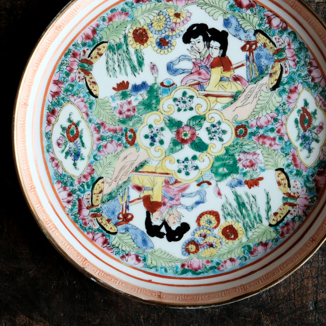 花と蝶と天女◇チャイナレトロで可愛い。中国産色絵金彩中皿プレート