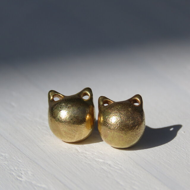 ネコブイ　チタンポスト　真鍮ねこピアス