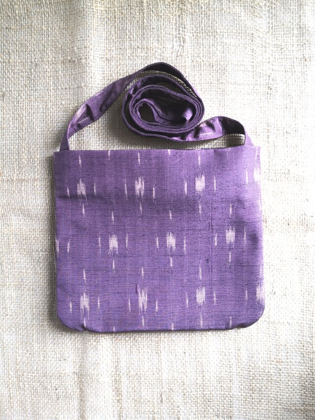 着物サコッシュ紬（赤紫地縦絣）