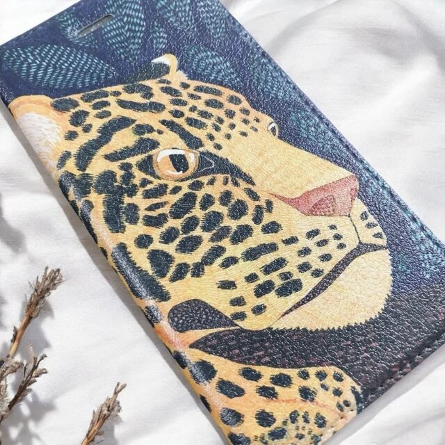 カルバ静寂録｜帯なし手帳型iPhoneケース（ジャガー）