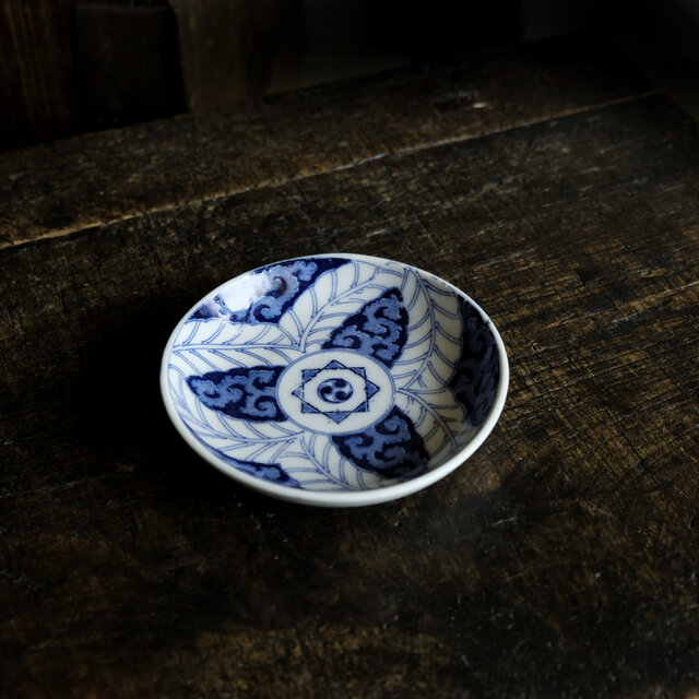 リーフと唐草◆見込みに三巴　伊万里　花唐草文印判小皿　骨董・antiques　古道具　丁寧な暮らしに。明治期