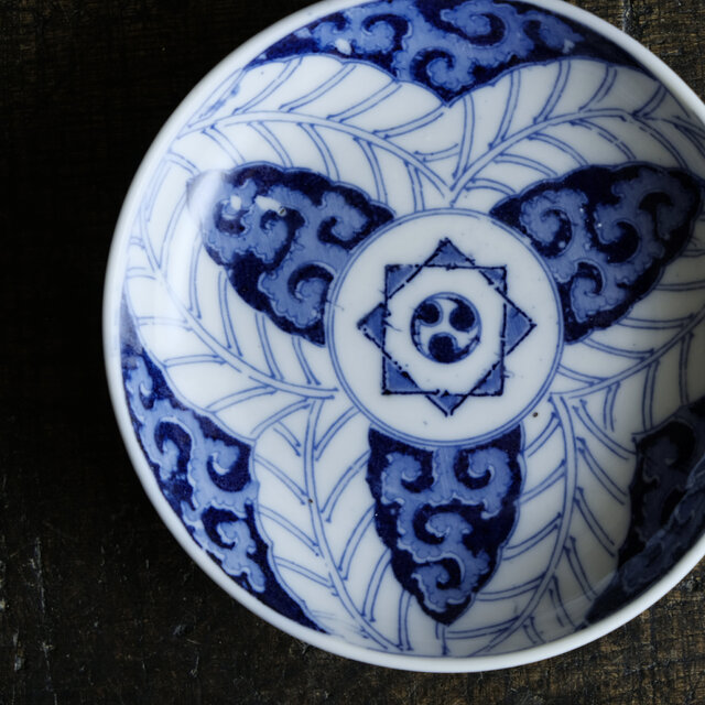 リーフと唐草◇見込みに三巴 伊万里 花唐草文印判小皿 骨董・antiques