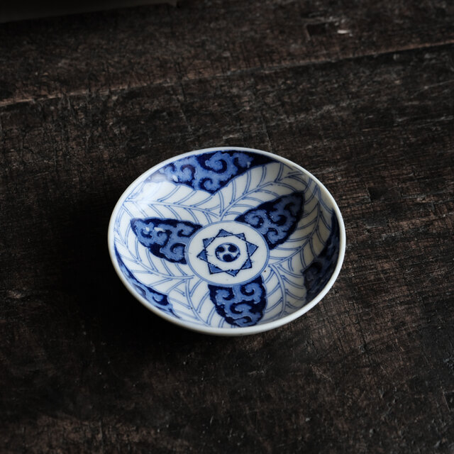 リーフと唐草◇見込みに三巴 伊万里 花唐草文印判小皿 骨董・antiques