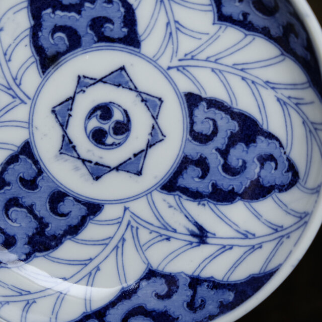 リーフと唐草◇見込みに三巴 伊万里 花唐草文印判小皿 骨董・antiques