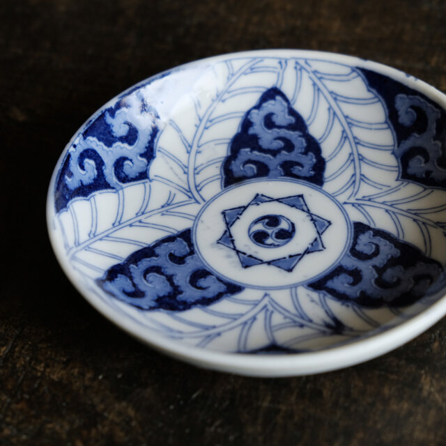リーフと唐草◇見込みに三巴 伊万里 花唐草文印判小皿 骨董・antiques