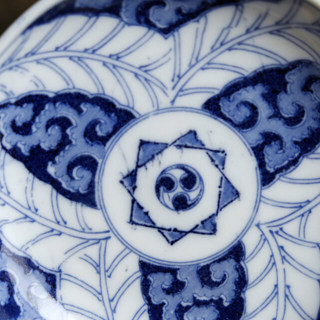 リーフと唐草◇見込みに三巴 伊万里 花唐草文印判小皿 骨董・antiques