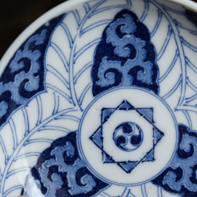 リーフと唐草◇見込みに三巴 伊万里 花唐草文印判小皿 骨董・antiques