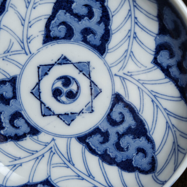 小皿　取り皿　染付印判　2枚　雲龍文　唐草　銅版　ロ号 リーフと唐草◇見込みに三巴 伊万里 花唐草文印判小皿 骨董・antiques