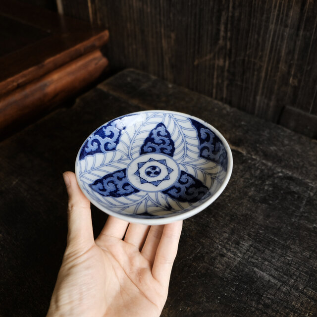 リーフと唐草◇見込みに三巴 伊万里 花唐草文印判小皿 骨董・antiques