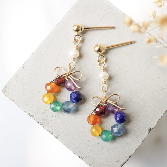 「虹の花結」七色の天然石×淡水パール／リボンアクセサリー（ピアス／イヤリング）