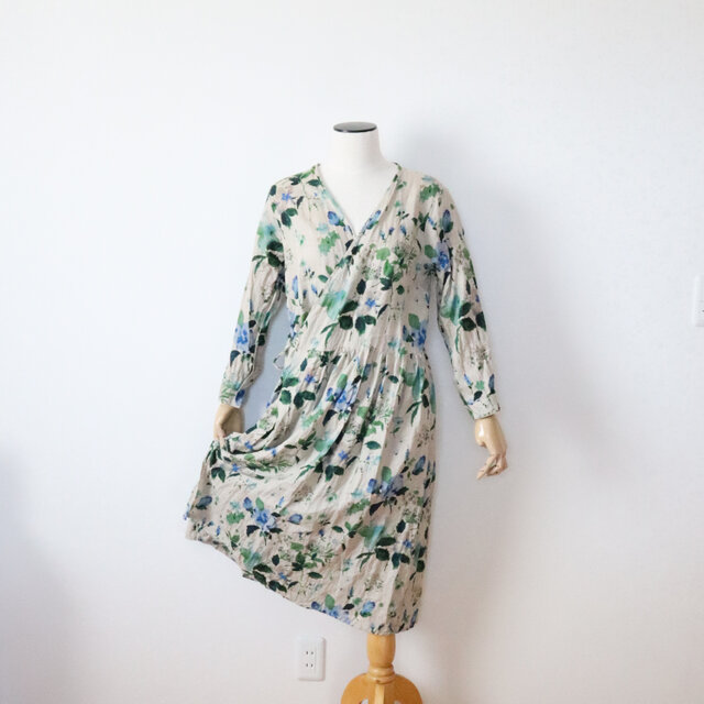 ナチュラルな花柄リネンのカシュクールワンピース