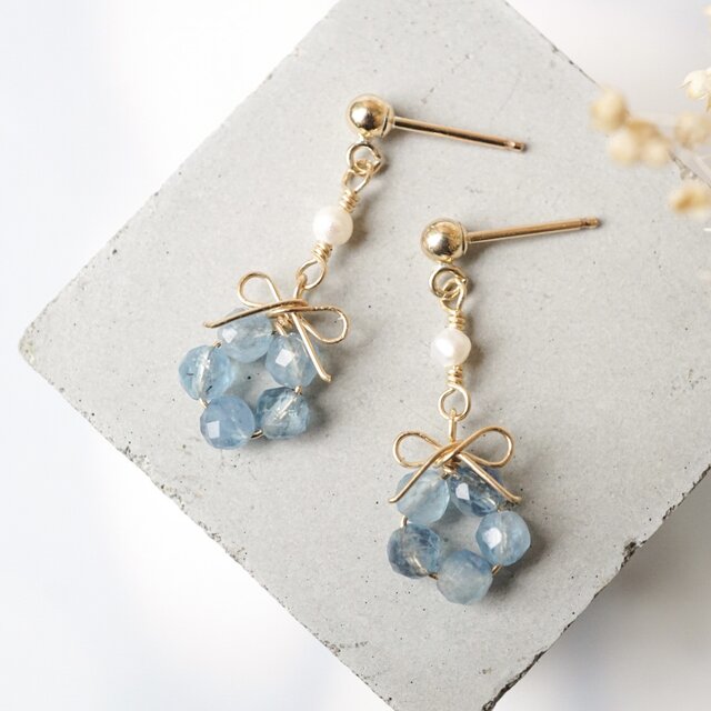 「ネモフィラの花結」アクアマリン×淡水パール／天然石リボンアクセサリー（ピアス／イヤリング）