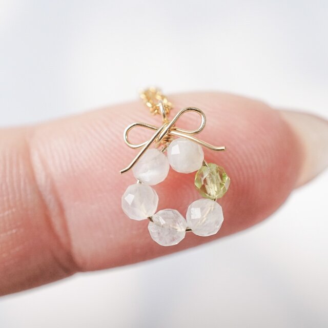 シロツメクサの花結」ピアス イヤリング ムーンストーン ペリドット