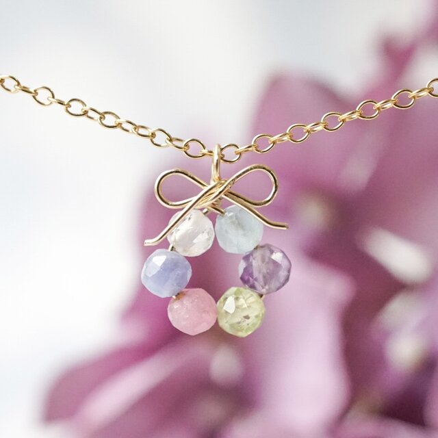 「アジサイの花結」淡色／天然石リボンネックレス