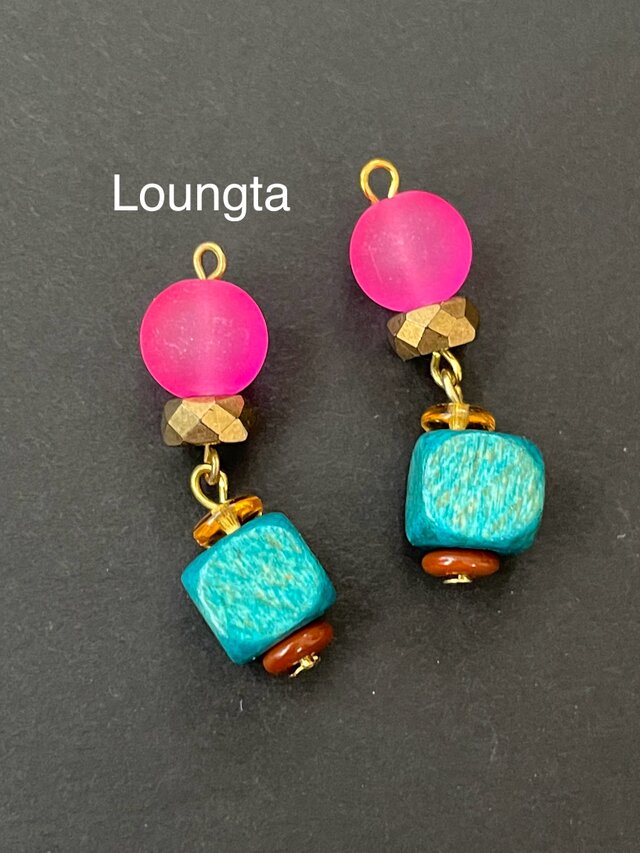 ピンク ターコイズウッドビーズとチェコビーズ の個性派ピアス 夏ピアス 樹脂ピアス